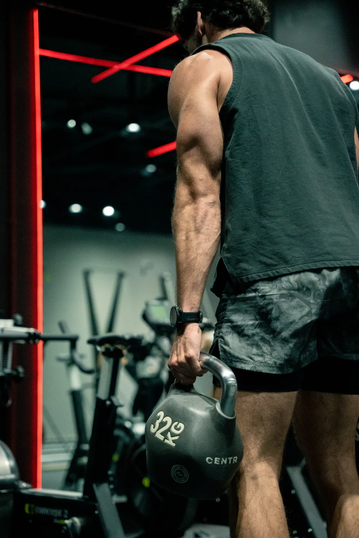 Atleta cargando una kettlebell de 32 kg