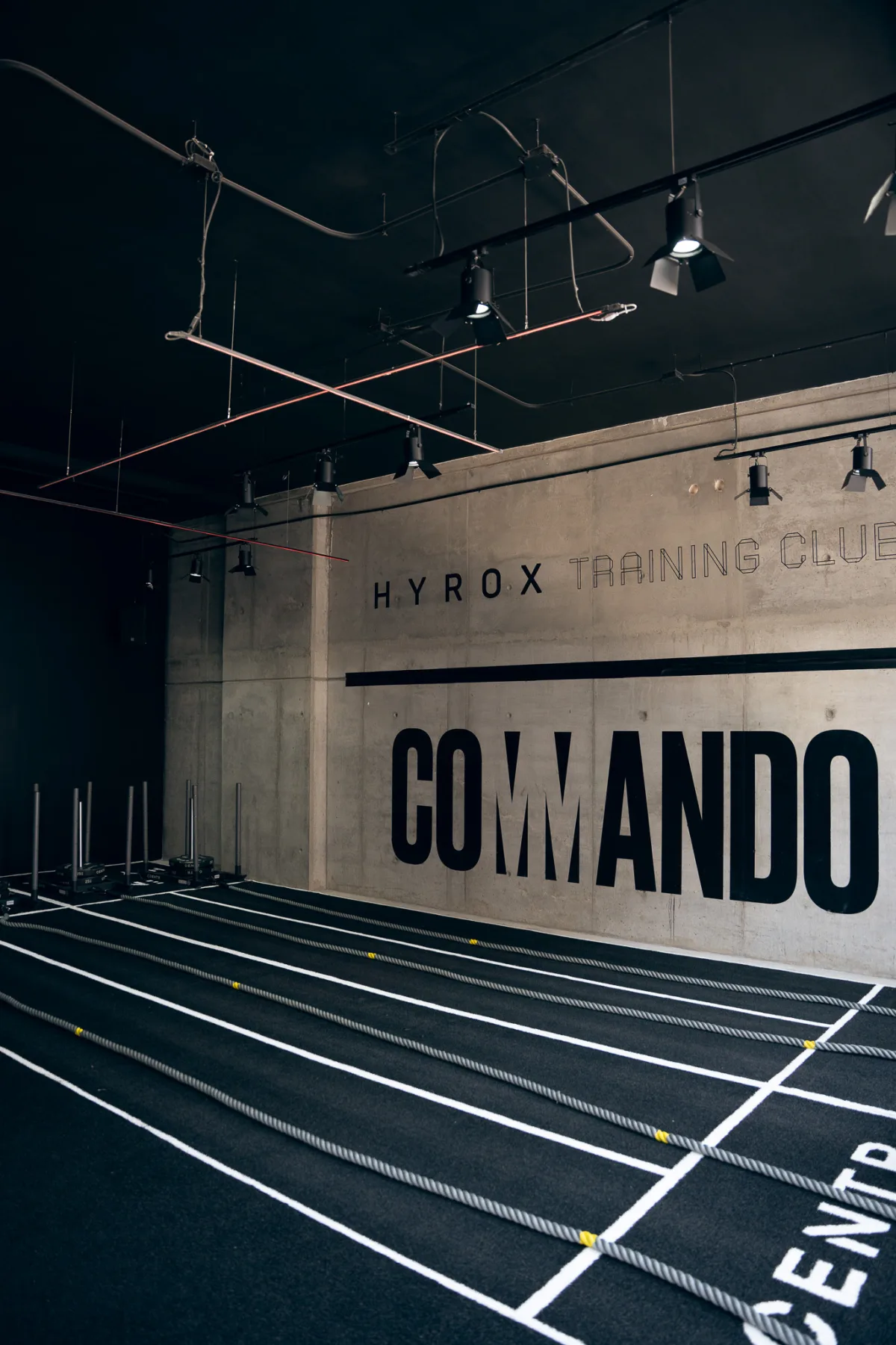 Muro del estudio con la marca Commando y HYROX Training Club