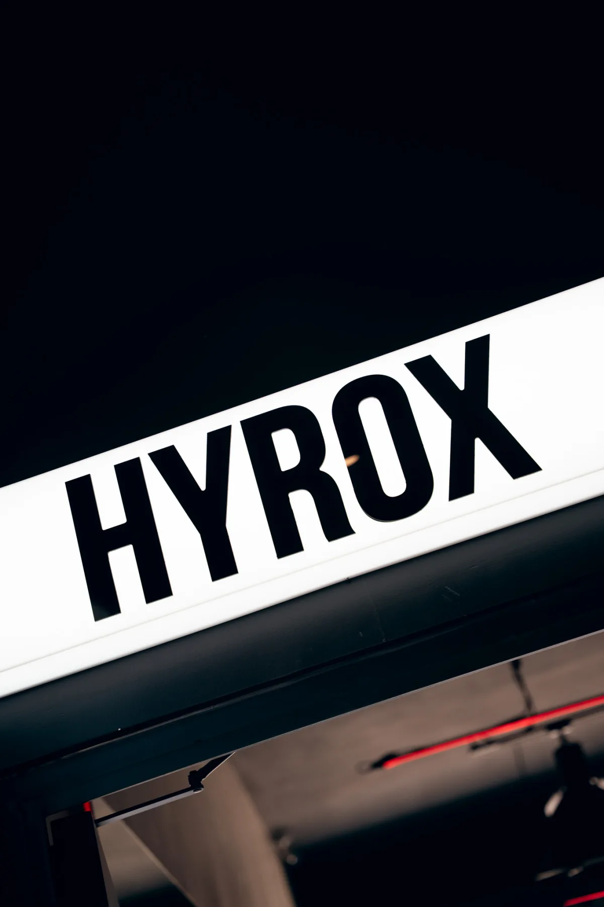 Letrero luminoso de HYROX en el estudio