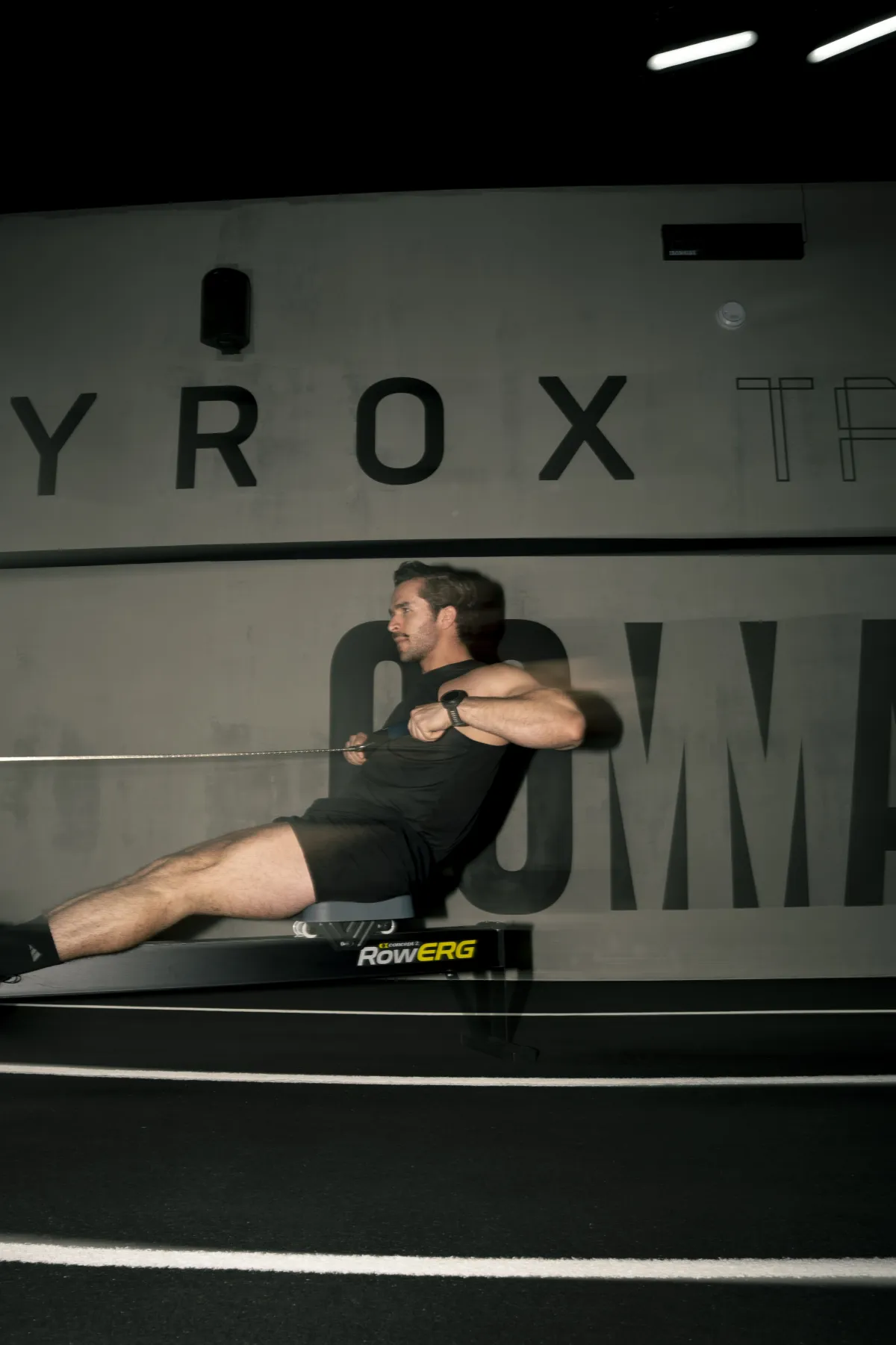 Atleta remando a máxima intensidad en un Concept2 RowERG